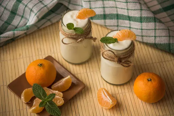 Organig świeże białe jogurt naturalny w słoikach z mandarynki — Zdjęcie stockowe