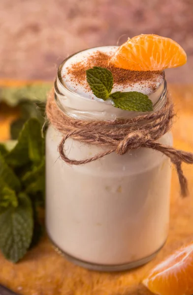 Iogurte branco natural organig fresco em frascos de vidro com tangerina — Fotografia de Stock