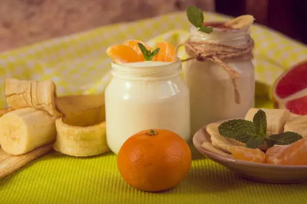 Bio-hausgemachtes Dessert aus süßer Milch mit Mandarine — Stockfoto