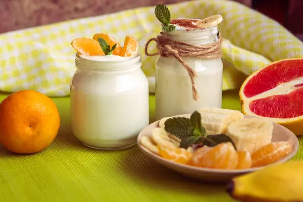 Bio-hausgemachtes Dessert aus süßer Milch mit Mandarine — Stockfoto