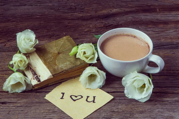 Koffiekopje met lente bloem lisianthus en notities die ik hou van je op — Stockfoto