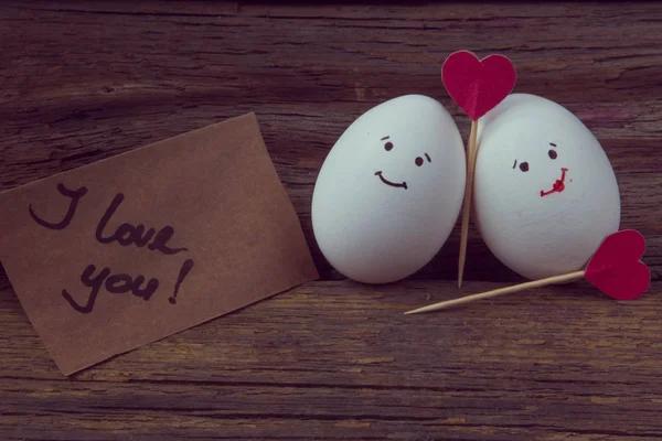 Любовь двух яиц, красных сердец и открыток — стоковое фото