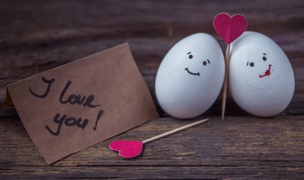 Любовь двух яиц, красных сердец и открыток — стоковое фото