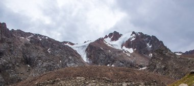 Panoramik Talgar Pass Tien Shan dağlarında arkasında. Tepeler 