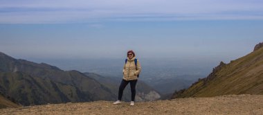 Yaşlı spor kadın güneş gözlüğü Talgar geçidinde, Tien bekliyoruz