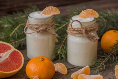 Kavanoz mandalina, kırmızı portakal ve köknar branc ile doğal yoğurt