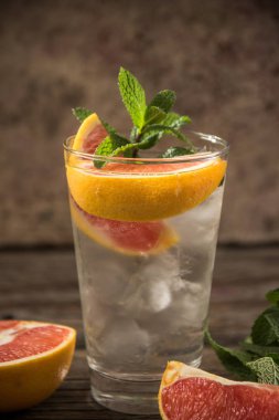 Bir cam ölçek buz, yeşil nane, kırmızı orang taze limonata