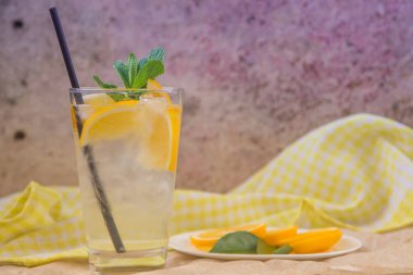 Nane ve buz ile cam taze limonata 