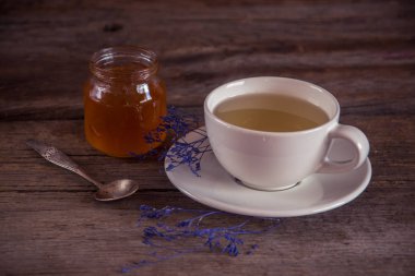 Çay bal kavanozuna ahşap masa üzerinde