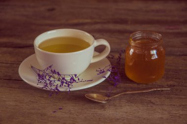 Çay bal kavanozuna ahşap masa üzerinde