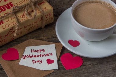 Mutlu Sevgililer günü Hediyelik ve kahve ile not edin 