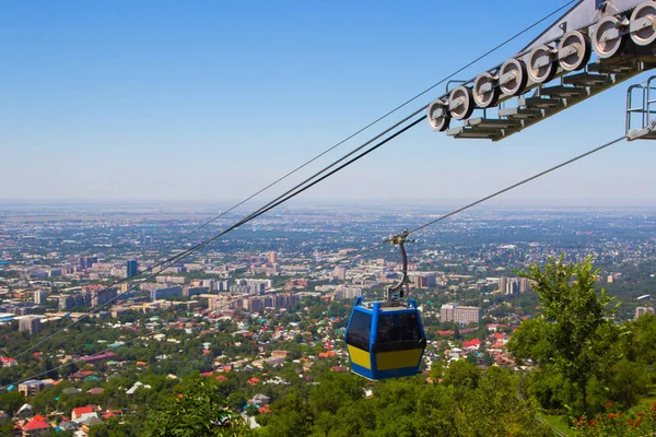 Almatı şehir manzaralı Koktobe hill ve teleferik, Kazak kabin