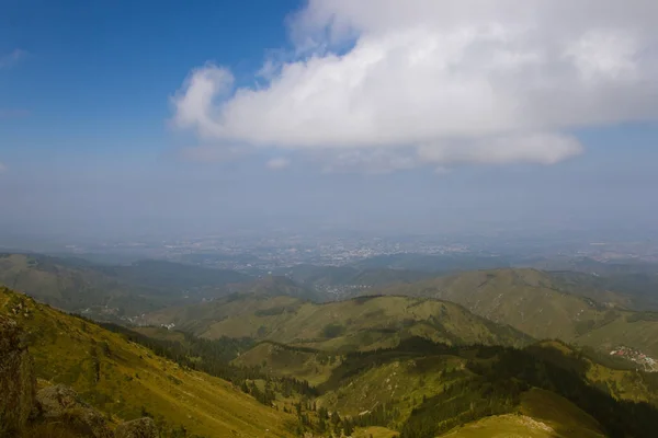 Horská krajina v Kazachstánu, nedaleko města Almaty — Stock fotografie