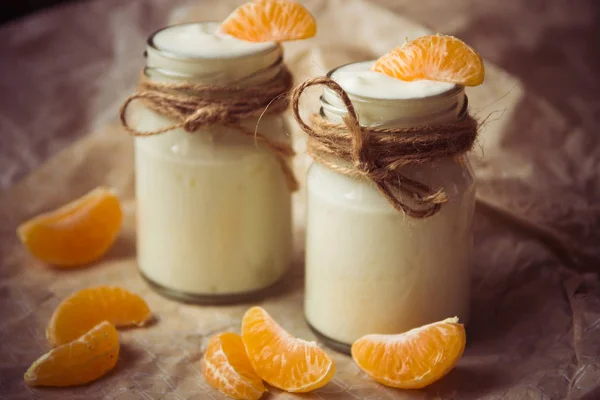 Yougurt bio à la mandarine fraîche dans des bocaux en verre — Photo