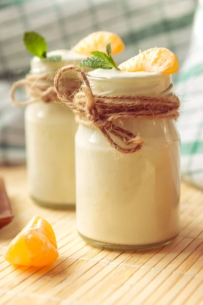 Iogurte branco natural organig fresco em frascos de vidro com tangerina — Fotografia de Stock