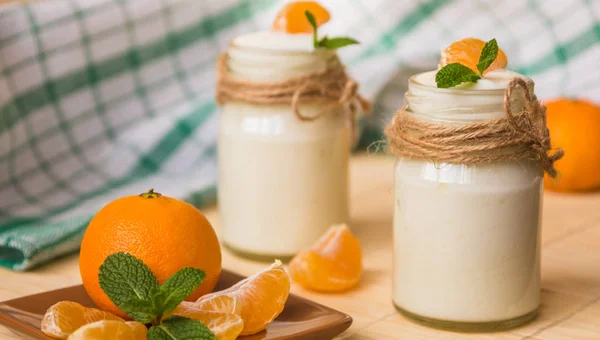 Yaourt blanc naturel organig frais dans des bocaux en verre à la mandarine — Photo