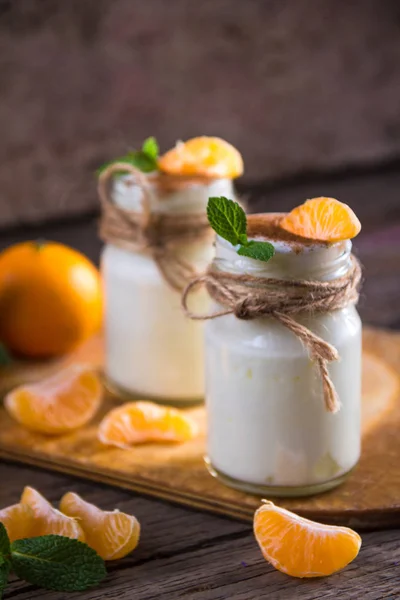 Iogurte branco natural organig fresco em frascos de vidro — Fotografia de Stock