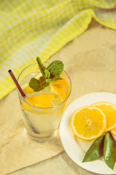 Citronnade fraîche en verre avec menthe et glace — Photo