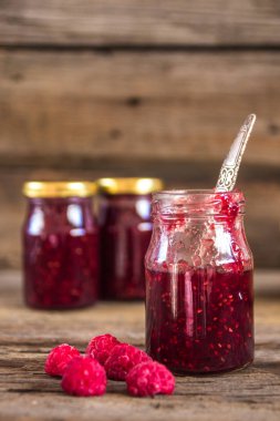 Ev yapımı reçel ahududu ahşap tablo