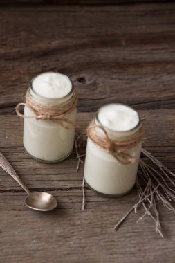 Yoğurt kavanoz kurutulmuş bitki ahşap tablo