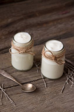 Yoğurt kavanoz kurutulmuş bitki ahşap tablo