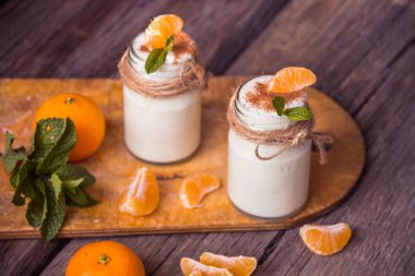 Taze organik doğal beyaz yoğurt mandalina ile cam kavanozlara 