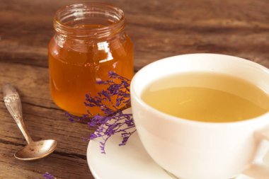 Çay bal kavanozuna ahşap masa üzerinde