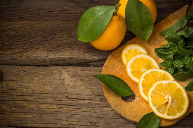 Taze nane ve limon dilimleri ahşap tahta üzerinde