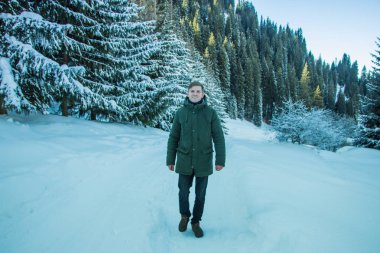 Adam gülümseyen eğlenelim karlı dağlarda 