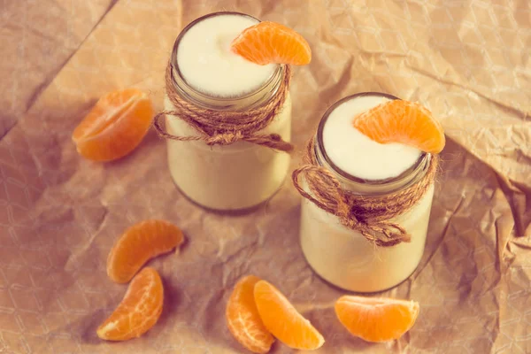 Yougurt bio à la mandarine fraîche dans des bocaux en verre — Photo