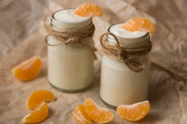 Bio-Joghurt mit frischer Mandarine im Glas — Stockfoto