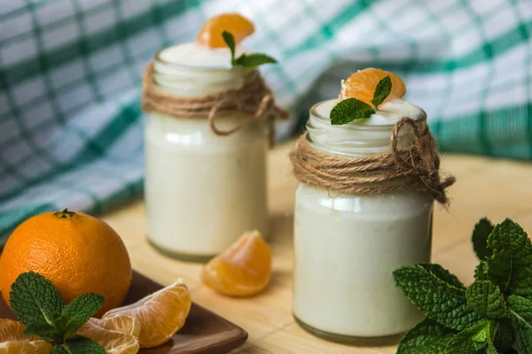 Frischer Bio-natürlicher weißer Joghurt im Glas mit Mandarine — Stockfoto