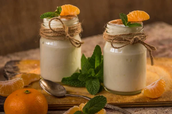 Frischer natürlicher weißer Bio-Joghurt im Glas mit Mandarine — Stockfoto
