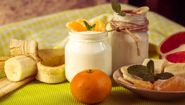 Čerstvé organické přírodní bílý jogurt ve sklenicích s mandarinka — Stock fotografie