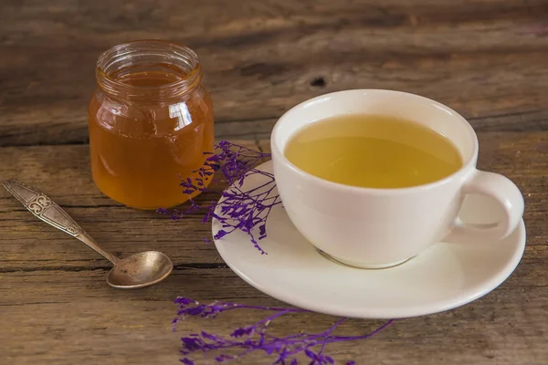 Csésze tea mézzel, a fából készült asztal üveg — Stock Fotó