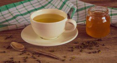 Yeşil çay bir beyaz Kupası ve kavanoz bal ile kaşık ve yeşil k