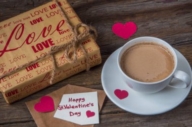 Mutlu Sevgililer günü Hediyelik ve kahve ile not edin 