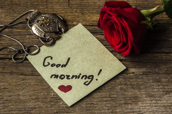 Goedemorgen rose tekst op een papier, rood bloem en decoratie olifant — Stockfoto