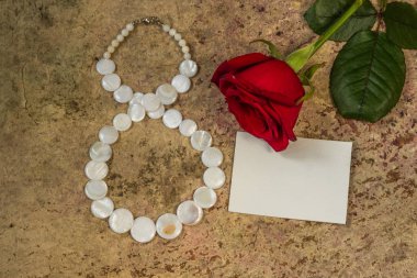 Metin, kırmızı gül ve 8 Mart için boş beyaz kağıt