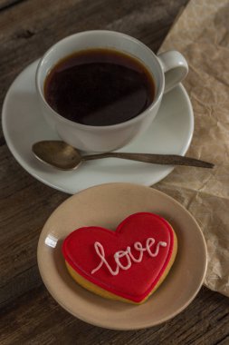 Sevgililer kırmızı çerez kalp şekli ve kahve ile