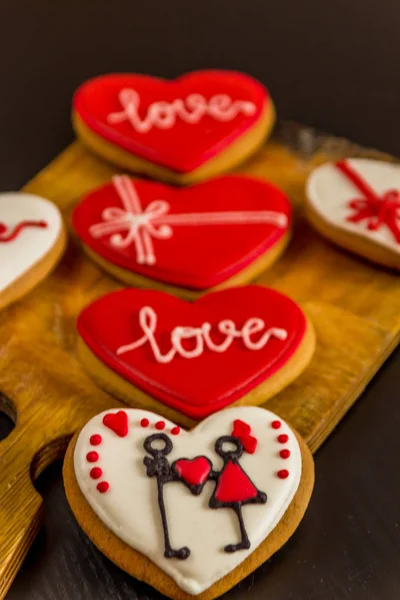 Γλυκιά καρδιά σχήμα cookies ημέρα του Αγίου Βαλεντίνου σε ένα ξύλινο ταμπλό με — Φωτογραφία Αρχείου