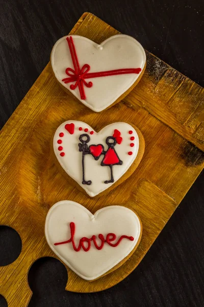 Γλυκιά καρδιά σχήμα cookies ημέρα του Αγίου Βαλεντίνου σε ένα ξύλινο ταμπλό με — Φωτογραφία Αρχείου