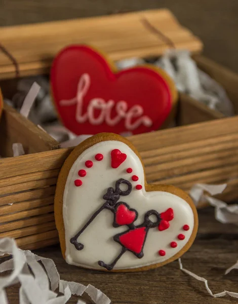 Αγάπη καρδιά χρωματιστά μπισκότα την ημέρα του Αγίου Βαλεντίνου — Φωτογραφία Αρχείου