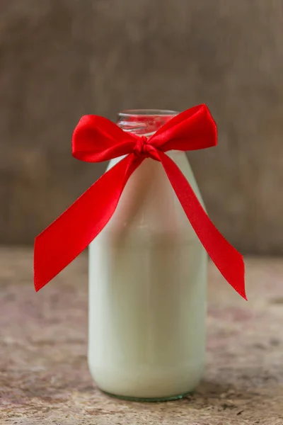 Bouteille de lait en verre avec ruban rouge — Photo