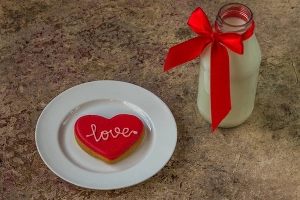 Κόκκινη καρδιά cookie και ποτήρι γάλα. — Φωτογραφία Αρχείου