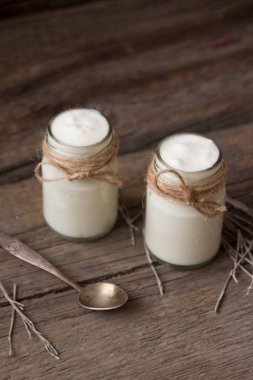 Yoğurt kavanoz kurutulmuş bitki ahşap tablo