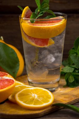 Bir cam ölçek buz, yeşil nane, kırmızı orang taze limonata