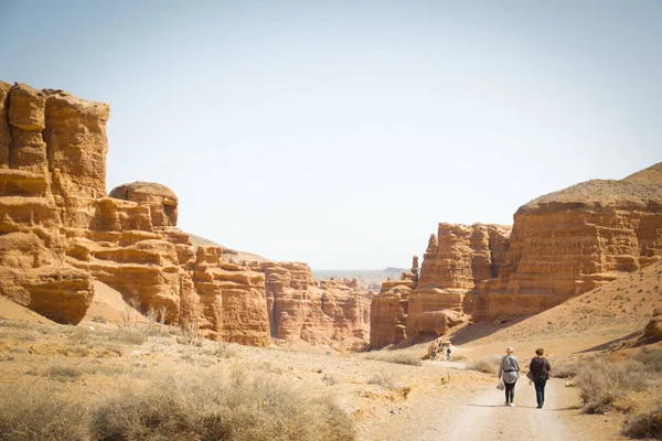 Kazajstán - 11 de abril de 2015: Dos mujeres están caminando en The Valley — Foto de Stock