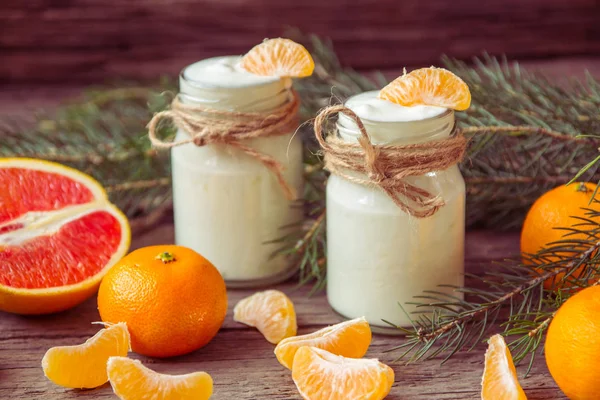 Yougurt natural en frascos con mandarina, naranja roja y rama de abeto — Foto de Stock