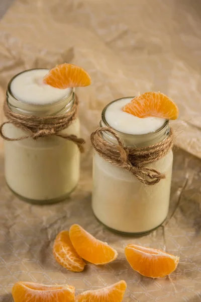 Yougurt orgânico com tangerina fresca em frascos de vidro — Fotografia de Stock